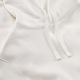 Gros plan sur la capuche, les cordons et la poche kangourou d'un sweat à capuche blanc, sans personnalisation visible.