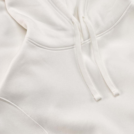 Gros plan sur la capuche, les cordons et la poche kangourou d'un sweat à capuche blanc, sans personnalisation visible.