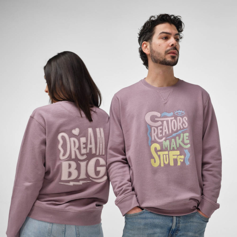 Sweats à col rond portés par un homme et une femme, avec une inscription visible sur le devant et une grande inscription visible