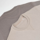 Gros plan sur le col rond et le triangle décoratif de deux sweats, sans personnalisation visible. Gros plan sur le col rond et le triangle décoratif de deux sweats, sans personnalisation visible.