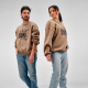 Sweats oversize portés par un homme et une femme, avec un graphisme et une inscription visibles sur le devant.