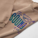 Gros plan sur un graphisme multicolore avec une inscription imprimée sur le devant d'un sweat.