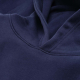 Gros plan sur la capuche et l'encolure d'un sweat à capuche oversize bleu marine mettant en évidence la confection.