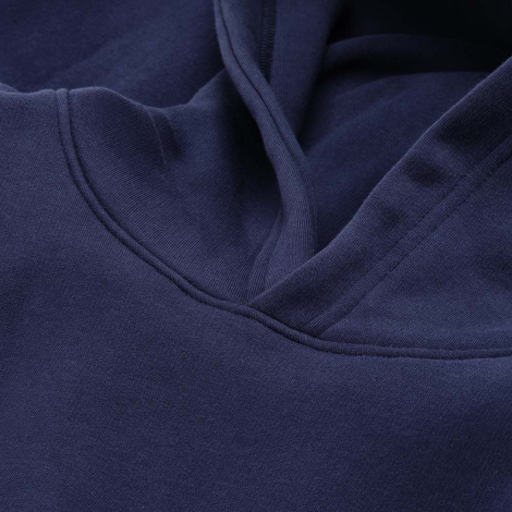 Gros plan sur la capuche et l'encolure d'un sweat à capuche oversize bleu marine mettant en évidence la confection.
