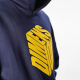 Gros plan sur le devant d'un sweat à capuche oversize bleu marine avec un marquage visible sur la poitrine.
