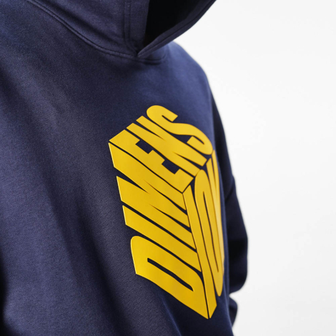 Gros plan sur le devant d'un sweat à capuche oversize bleu marine avec un marquage visible sur la poitrine.