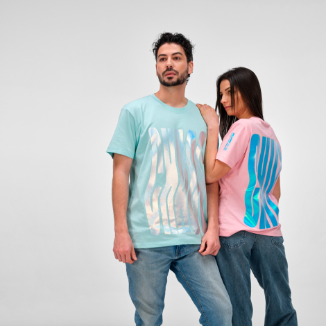 Un homme et une femme portent un t-shirt unisexe avec un marquage visible sur le devant du modèle homme ainsi que dans le dos et