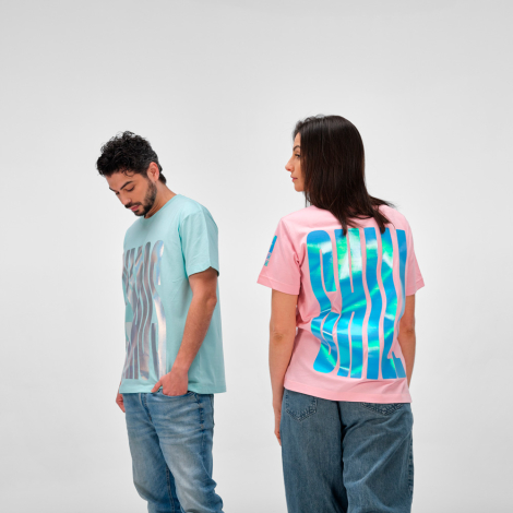 Un homme et une femme portent un t-shirt unisexe avec un marquage visible sur le devant du modèle homme et dans le dos du modèle