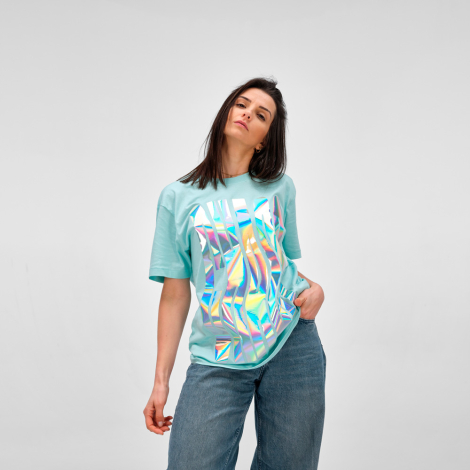 Femme portant un t-shirt bleu clair avec un marquage visible sur le devant.