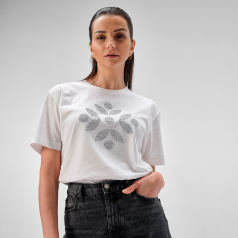Femme portant un t-shirt blanc avec un marquage visible sur le devant.