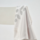 T-shirt blanc suspendu avec un marquage visible sur le devant. T-shirt blanc suspendu avec un marquage visible sur le devant.