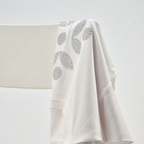 T-shirt blanc suspendu avec un marquage visible sur le devant.