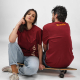 Une femme et un homme portent un t-shirt unisexe avec un marquage visible sur le côté du devant du modèle femme et en haut du do