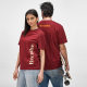 Une femme et un homme portent un t-shirt unisexe avec un marquage visible sur le côté du devant du modèle femme et en haut du do