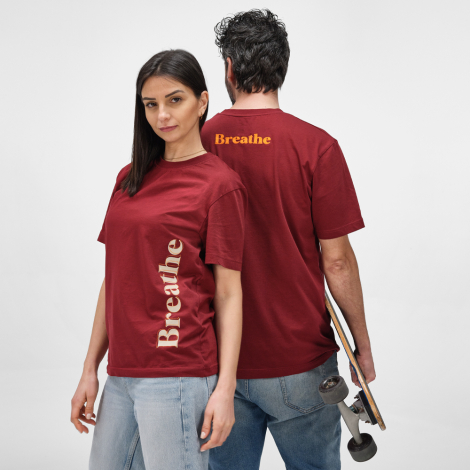 Une femme et un homme portent un t-shirt unisexe avec un marquage visible sur le côté du devant du modèle femme et en haut du do