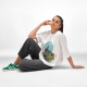 Femme assise portant un t-shirt oversize blanc avec un marquage visible au centre de la poitrine. Femme assise portant un t-shirt oversize blanc avec un marquage visible au centre de la poitrine.