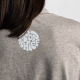 Gros plan sur le haut du dos d'un t-shirt oversize gris avec un marquage visible au niveau de la nuque. Gros plan sur le haut du dos d'un t-shirt oversize gris avec un marquage visible au niveau de la nuque.
