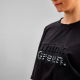 Gros plan sur le buste d'un t-shirt oversize noir avec un marquage visible au centre de la poitrine. Gros plan sur le buste d'un t-shirt oversize noir avec un marquage visible au centre de la poitrine.