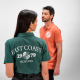 Homme et femme portant un polo unisexe avec un marquage visible au centre du dos sur le modèle vert et sur le côté gauche de la 
