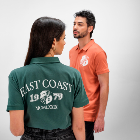 Homme et femme portant un polo unisexe avec un marquage visible au centre du dos sur le modèle vert et sur le côté gauche de la 