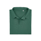 Polo unisexe vert plié mettant en évidence le col et la patte de boutonnage, sans marquage visible.