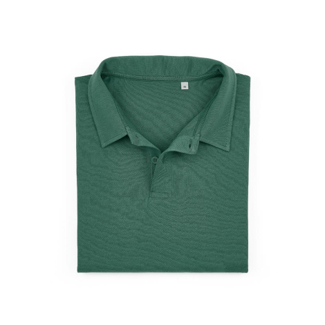 Polo unisexe vert plié mettant en évidence le col et la patte de boutonnage, sans marquage visible.