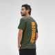 Homme portant un t-shirt vert vu de dos avec un marquage visible au centre du dos.