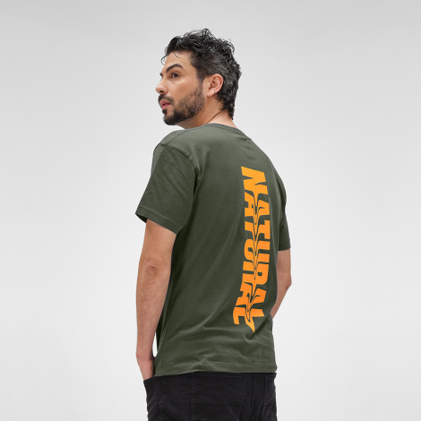 Homme portant un t-shirt vert vu de dos avec un marquage visible au centre du dos.
