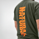 Gros plan sur le haut du dos d'un t-shirt vert avec un marquage visible au centre du dos.