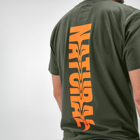 Gros plan sur le haut du dos d'un t-shirt vert avec un marquage visible au centre du dos.