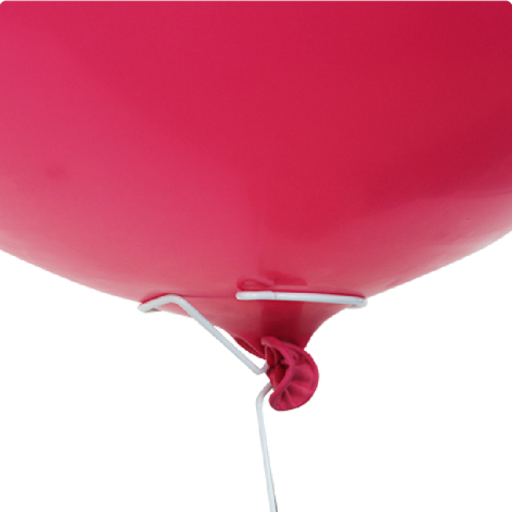 Gros plan sur la partie inférieure d’un ballon gonflable rouge équipé d’une tige métallique de maintien, sans marquage visible.