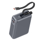 Vue détaillée de la batterie montrant le câble USB-C tressé intégré, son rangement dans le boîtier, le bouton de commande ainsi Vue détaillée de la batterie montrant le câble USB-C tressé intégré, son rangement dans le boîtier, le bouton de commande ainsi