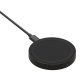 Chargeur rond noir vu de trois quarts, relié à un câble et doté d’un petit voyant lumineux sur la tranche, présenté sans personn Chargeur rond noir vu de trois quarts, relié à un câble et doté d’un petit voyant lumineux sur la tranche, présenté sans personn