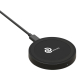 Chargeur rond noir vu de trois quarts, relié à un câble, intégrant un marquage apparent au centre de la surface supérieure. Chargeur rond noir vu de trois quarts, relié à un câble, intégrant un marquage apparent au centre de la surface supérieure.