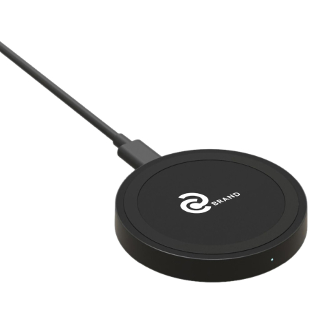 Chargeur rond noir vu de trois quarts, relié à un câble, intégrant un marquage apparent au centre de la surface supérieure.