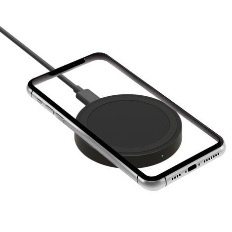 ue de dessus du chargeur rond noir relié à son câble, avec une zone colorée matérialisée au centre de la surface supérieure, san