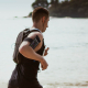 Pochette étanche portée au bras pendant une activité sportive en extérieur, avec smartphone visible à travers la fenêtre transpa Pochette étanche portée au bras pendant une activité sportive en extérieur, avec smartphone visible à travers la fenêtre transpa