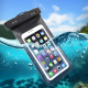 Pochette étanche avec smartphone partiellement immergée dans l’eau, illustrant son utilisation en milieu aquatique. Pochette étanche avec smartphone partiellement immergée dans l’eau, illustrant son utilisation en milieu aquatique.