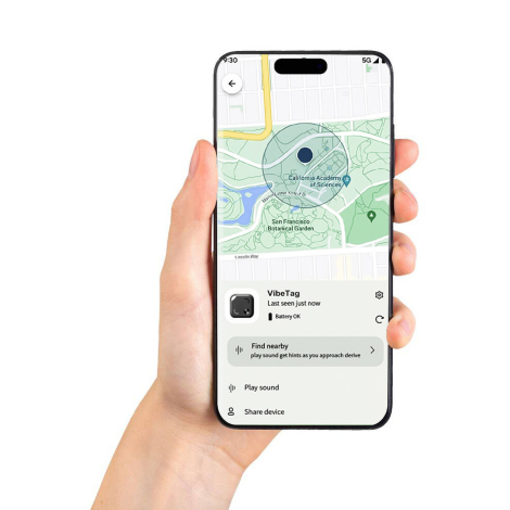 Smartphone affichant une interface de localisation du traceur sur une carte, illustrant le suivi de l’objet associé depuis un ap