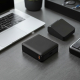 Batterie externe présentée sur un bureau à proximité d’un ordinateur portable et d’un smartphone, illustrant son format compact Batterie externe présentée sur un bureau à proximité d’un ordinateur portable et d’un smartphone, illustrant son format compact