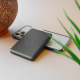 Mise en situation de la batterie de secours à proximité d’un smartphone, illustrant son format compact et nomade. Mise en situation de la batterie de secours à proximité d’un smartphone, illustrant son format compact et nomade.