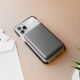 Mise en situation de la batterie fixée magnétiquement au dos d’un smartphone pour une recharge sans fil. Mise en situation de la batterie fixée magnétiquement au dos d’un smartphone pour une recharge sans fil.