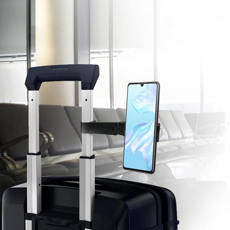 Support fixé sur la poignée télescopique d’une valise et maintenant un smartphone en position verticale, sans marquage visible.