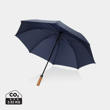Parapluie bleu marine ouvert vu par-dessous, montrant la tige noire, les baleines et la poignée droite en bois.