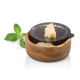 Râpe fine de table avec disque de râpage soulevé, montrant du fromage râpé recueilli dans le récipient rond en bois d’acacia. Râpe fine de table avec disque de râpage soulevé, montrant du fromage râpé recueilli dans le récipient rond en bois d’acacia.
