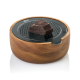 Râpe fine de table ronde en bois d’acacia avec disque de râpage noir, utilisée avec un morceau de chocolat. Râpe fine de table ronde en bois d’acacia avec disque de râpage noir, utilisée avec un morceau de chocolat.