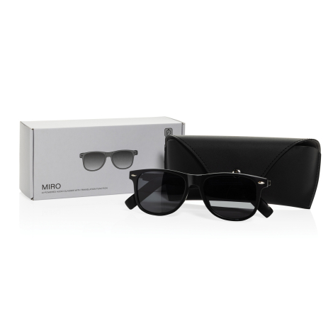 Ensemble composé des lunettes audio, d'une pochette de rangement et de leur boîte de présentation, disposés sur fond blanc.