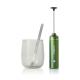 Coffret à matcha composé d’un mousseur électrique vert présentant une personnalisation verticale sur le corps, d’un verre transp Coffret à matcha composé d’un mousseur électrique vert présentant une personnalisation verticale sur le corps, d’un verre transp