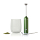 Mousseur électrique vert avec tige métallique et fouet circulaire, présenté à côté d’un verre transparent, d’une cuillère métall Mousseur électrique vert avec tige métallique et fouet circulaire, présenté à côté d’un verre transparent, d’une cuillère métall