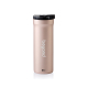 Mug isotherme rose poudré présenté de face avec corps cylindrique, couvercle noir transparent et personnalisation verticale visi
